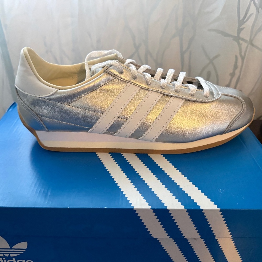 Adidas Silver and White Country OG size 8M- NEW